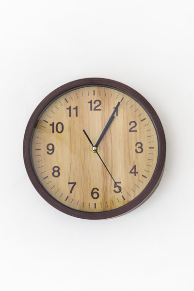 どこに飾ってもしっくり馴染む 3coins のウッド時計 インテリア 雑貨 Mart マート 公式サイト 光文社