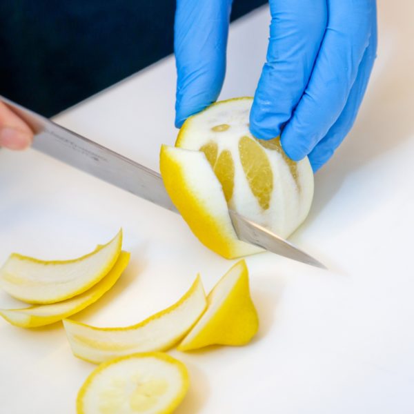 美味しいレモネードシロップのポイント1：レモンの皮はむいてスライス